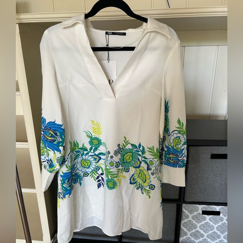 Brand new Zara women’s white dress with floral pattern